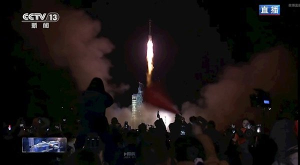 宏粤配资 我国神舟二十一号载人飞船点火发射！